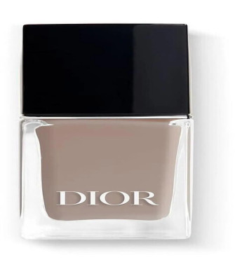 Sublimez vos ongles avec le vernis à ongles Gris Dior N206 pour une touche de chic inégalée. Essentiel pour toute fashionista.